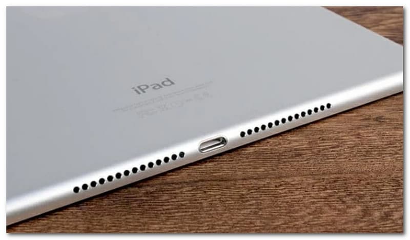 Vệ sinh cổng sạc iPad